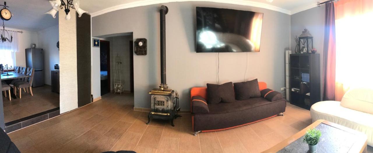 Eden Apartman Algyo Екстериор снимка