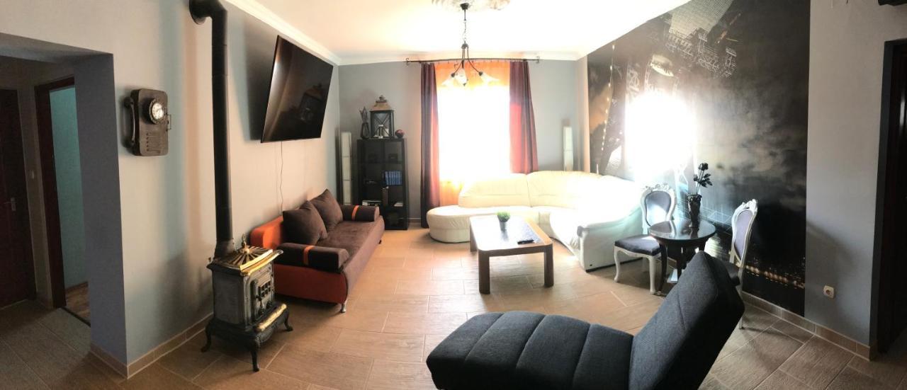 Eden Apartman Apartment Algyo Екстериор снимка