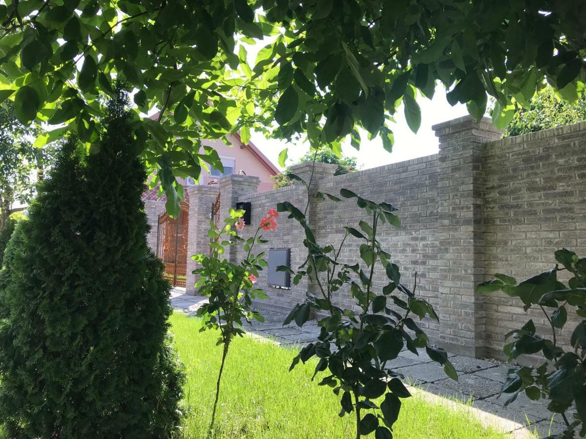 Eden Apartman Algyo Екстериор снимка